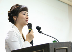 조수빈 아나운서가 이화여대 학생들에게 나눔 강연을 전하고 있다. ⓒ굿네이버스 제공