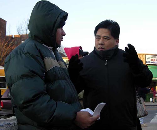 스패니쉬 노무자에게 간단한 사영리를 설명하고 있는 주성률 목사(우)ⓒ1차사역시 사진