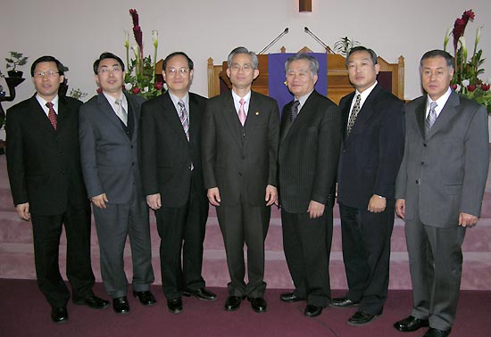 총무 김희복, 부회장 박태규, 직전회장 정춘석, 신임회장 이성헌, 고문 안창의, 서기 정진호, 회계 오태환