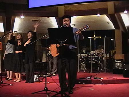 김윤근씨가 이끄는 뉴욕감리교회 찬양팀은 잘 조화된 팀웍을 보여주었다.