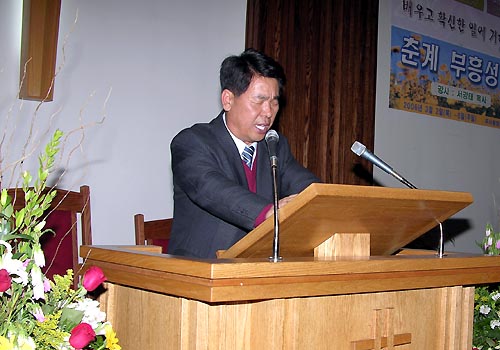 기도하는 서강태 목사(일본 선교사)