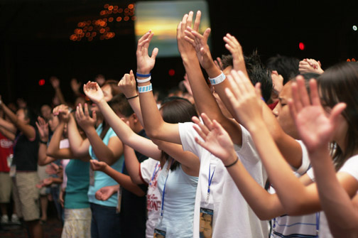 지난해 열린 자마 대각성대회에서 기도하는 청소년들 ⓒ자마 제공
