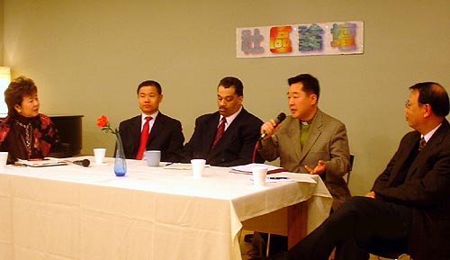 마이크를 잡은 이가 한인 스피커로 포럼에 참여한 윤스티븐 목사