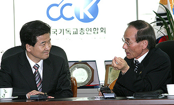 한기총 박종순 대표회장과 열린우리당 정동영 의장이 각자의 입장을 설명하고 있다.