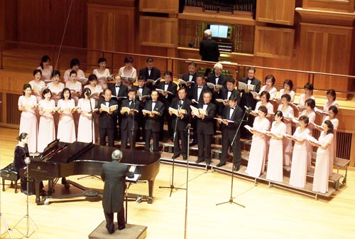 '주 이름을 찬양해'를 부르고 있는 브니엘 콘서트 콰이어