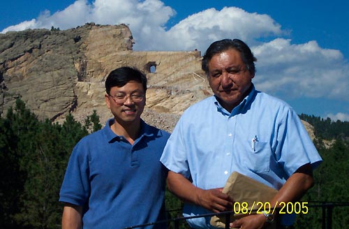 홍명철 목사(좌)와 Filmore목사(우)