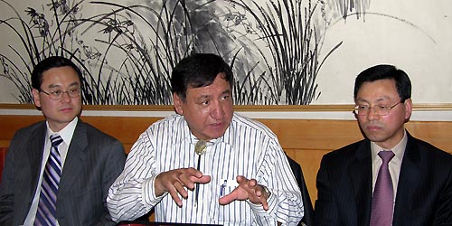 사우스 다코다 지역에 대해 설명하고 있는 Filmore목사(가운데)