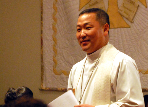 박민찬 목사가 예배를 인도하고 있다.