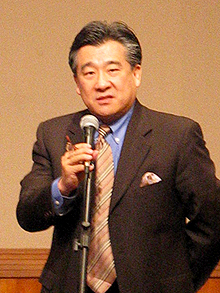 후원이사의 밤에서 선교관에 대해 설명하고 있는 김원기 이사장