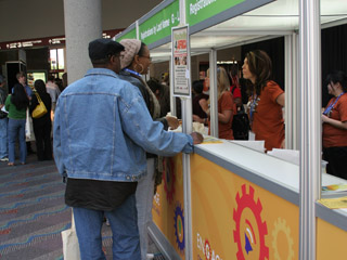 GMA Week에 참여하기 위해 등록하고 있는 참석자들 ⓒbreathecast.com