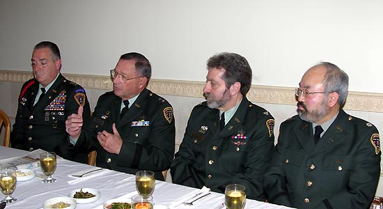 왼쪽부터 Vincent A. Capasso 삼성장군, Malvin S. Tarkin지역사령관, Rabbi Abramowitz, 군목 윤태헌