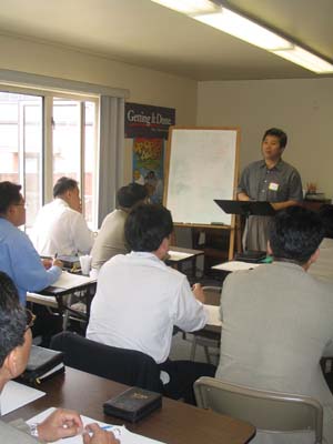 강의하고 있는 백한영 목사,