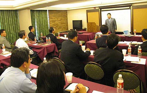 강의중인 최병엽 목사