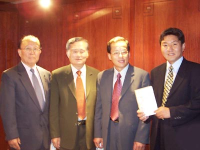 왼쪽부터 본부장 심장우 장로, 안창의 목사, 서기 이희선 목사, 위화조 총무