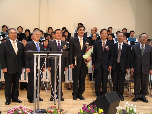 왼쪽에서 네번째부터 이재훈목사, 하용조목사