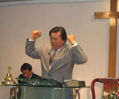 정수명(순복음한인교회) 목사가 설교를 마친후 통성기도를 하고 있다