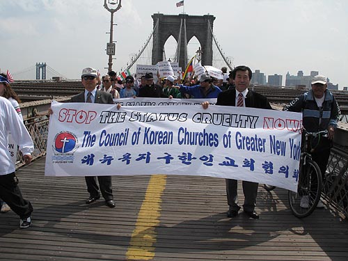 왼쪽에 조명철목사와 정수명목사