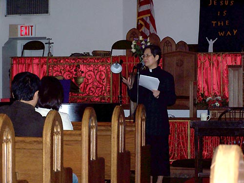 '하나님의 의'라는 주제로 강의하는 한영숙 목사