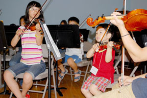 한인교회 오케스트라 막내 로이(4세)도 진지한 자세로 연주에 임하고 있다.