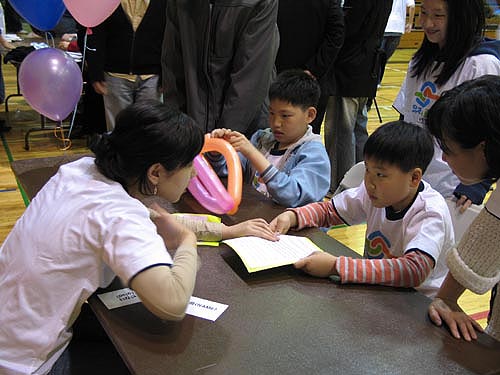 진지하게 청각장애 체험을 하고 있는 어린이