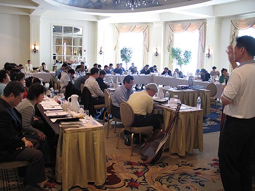 포럼에 참석한 목회자들은 이 땅의 회복을 위해 기도하고 있다