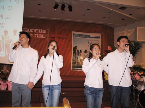 왼쪽부터 민석, 혜선, 혜림, 현학