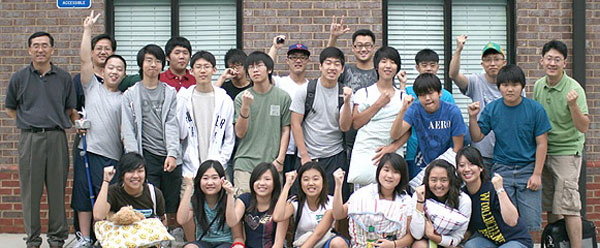 단기선교에 참여하고 돌아온 유스그룹 학생들이 최봉수 목사와 기념촬영을 했다. ⓒ슈가로프한인교회 홈페이지