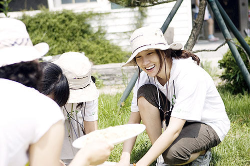 이지아 씨가 지난 13일 농촌체험캠프에서 팬클럽과 함께 봉사활동을 하고 있다. ⓒ굿네이버스 제공