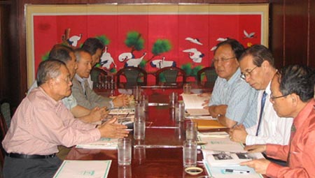 호전된 북한식량난에 대한 발표를 나누고 있다