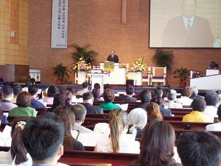 사랑의 빚 갚기 주일예배를 드리고 있는 뉴욕효신장로교회
