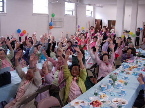 기지개를 펴고 있는 어버이들