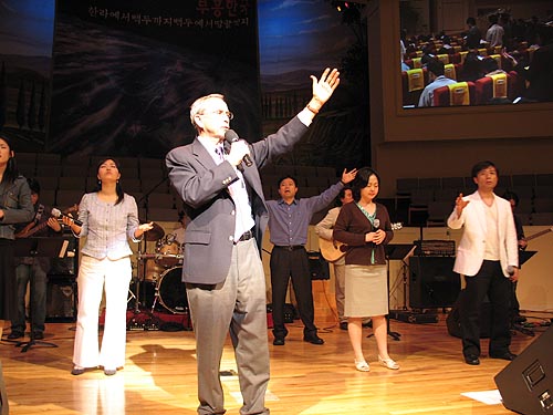 앞에 오대원 목사와 제일 뒤에 손을 들고 찬양하고 있는 고형원 선교사