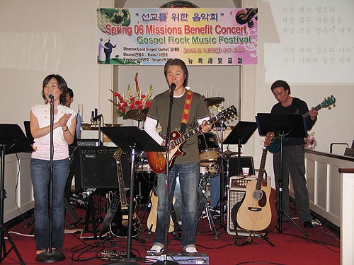 3인조 밴드(기타 김세웅, 베이스 이영호, 드럼 전용수, 싱어 박성희)