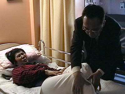 전성남 환자(좌측)와 그를 돌보고 있는 김영환 목사(우측, 웨체스터 교회)