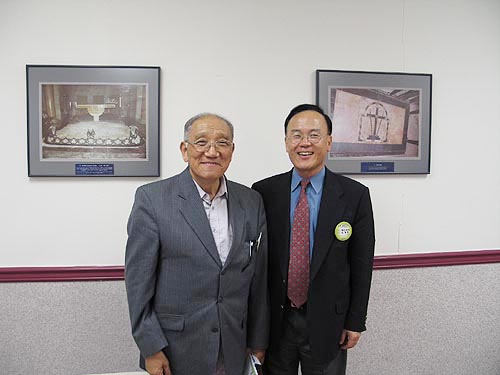 시카고 창조과학 선교회 이종윤 장로와 이동용 박사(우) 