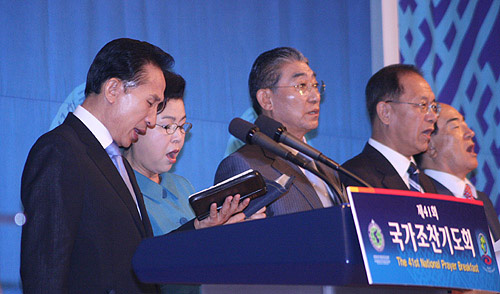 41회 국가조찬기도회에 참석한 이명박 대통령과 김윤옥 여사가 설교를 전한 이용규 목사(한기총 증경회장)과 황우여 의원(좌측부터)과 함께 찬양을 부르고 있다. ⓒ 송경호 기자