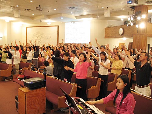 뜨겁게 찬양하고 있는 어린양교회 성도들