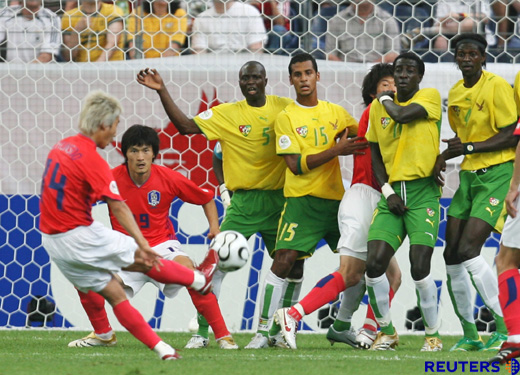 이천수의 환상의 프리킥이 한국팀을 살렸다. [로이터 통신]