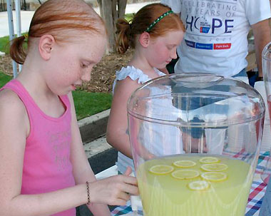 백혈병을 앓고 있는 언니 엘레나(10, 왼쪽)와 뇌종양을 앓는 동생 올리비아(7)가 암센터의 부족한 예산을 돕기 위해 레모네이드 펀드레이징을 하고 있다.ⓒAJC