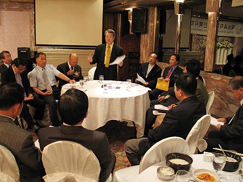 황경일 목사가 회의를 진행하고 있다