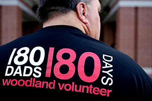 스탁브릿지 우드랜드초등학교 자녀를 둔 아버지들은 아침 일찍부터 봉사활동으로 분주하다. 사진은 180일 동안 180명 아버지를 모집 캠페인을 알리는 티셔츠.