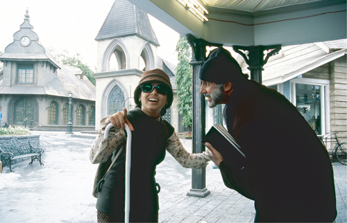 헬렌켈러를 연상시키는 스토리를 담은 영화 <블랙>. 한 교사의 헌신과 열정이 소녀의 일생을 바꾸었다.