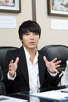 박용하 씨가 아프리카 자원봉사를 앞두고 굿네이버스 본부에서 교육을 받고 있다. ⓒ굿네이버스 제공