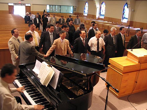 준비기도회를 마치기 전에 대회 강사들을 위해 손을 붙잡고 한번 기도하는 목회자들