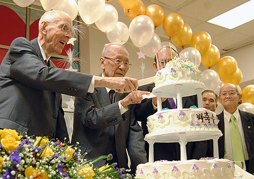 (좌측부터 순서대로) 사무엘 마펫 목사와 방지일 목사 등이 1백수를 축하하는 케익을 자르고 있다.