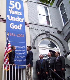 신앙과 실천의 대표 폴 쉔크 박사와 상원의원 샘 브라운백이 충성 맹세 50주년을 기념하고 있다