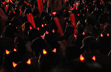 지난 24일 한국과 스위스의 경기를 앞두고 시청 앞 광장에서 응원하고 있는 붉은 악마들 ⓒ 크리스천투데이