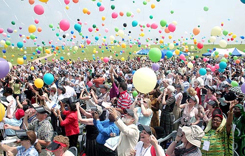 세계감리교대회(WMC) 참석자들이 한반도의 평화통일 염원을 담은 풍선을 날리고 있다. ⓒ 이화영 기자