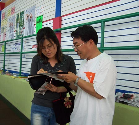 유니온 한아름마켓에서 결연신청서를 작성하고 있는 이혜영씨(왼쪽)