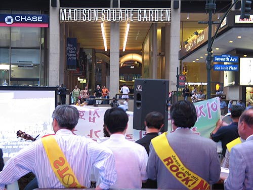 맨하탄 7Ave와 43St가 만나는 곳으로 메디슨 스퀘어 가든 7Ave 입구에 있는 길 건너편에서 시위가 열렸다.